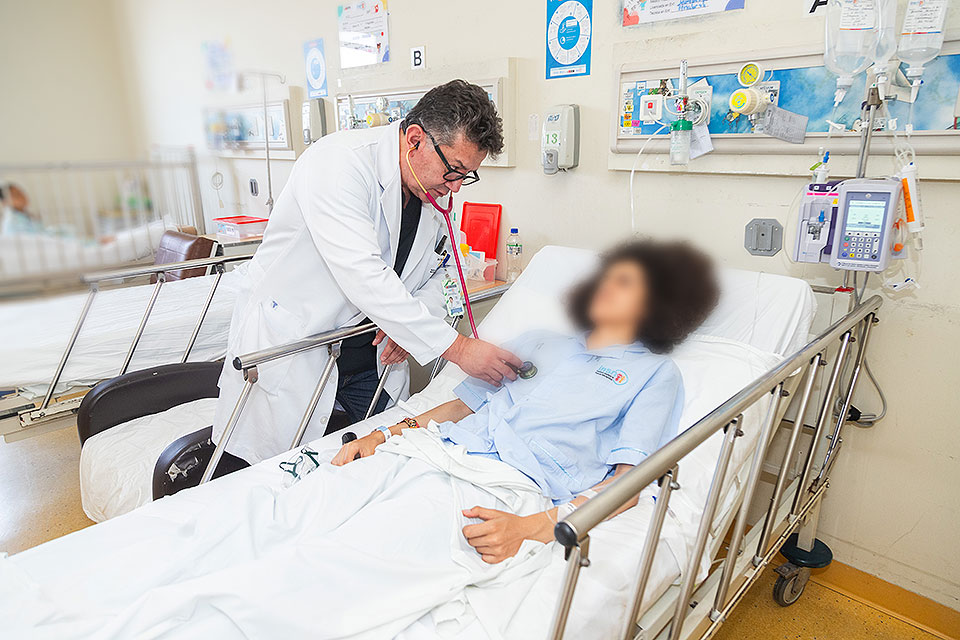 Dr. Víctor Gómez Ponce